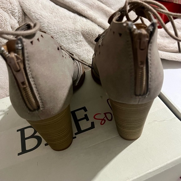 Women’s BKE Sole Gray Lace Up Heel Suede Sandal Size 8 - Picture 6 of 7